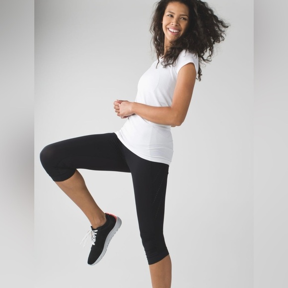 Lululemon Stop At Nothing Crop Size 4 Black with Reflective Dots - Picture 1 of 11